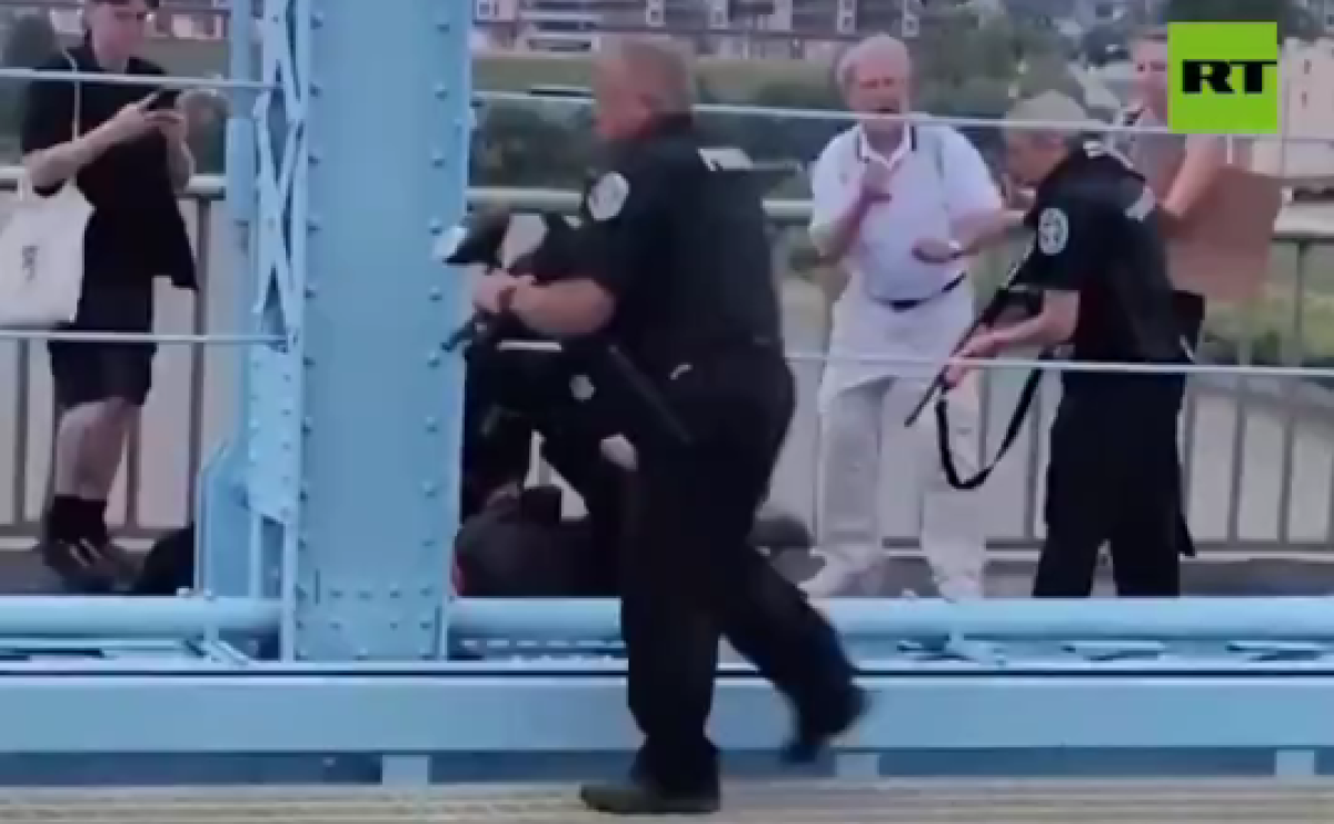 Captan a policía golpeando a manifestante contra políticas migratorias de Trump 